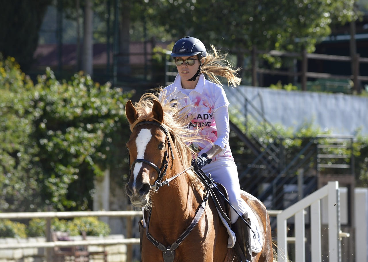 Cavalière montant à cheval au club d’équitation voisin du Chalet Essanya
