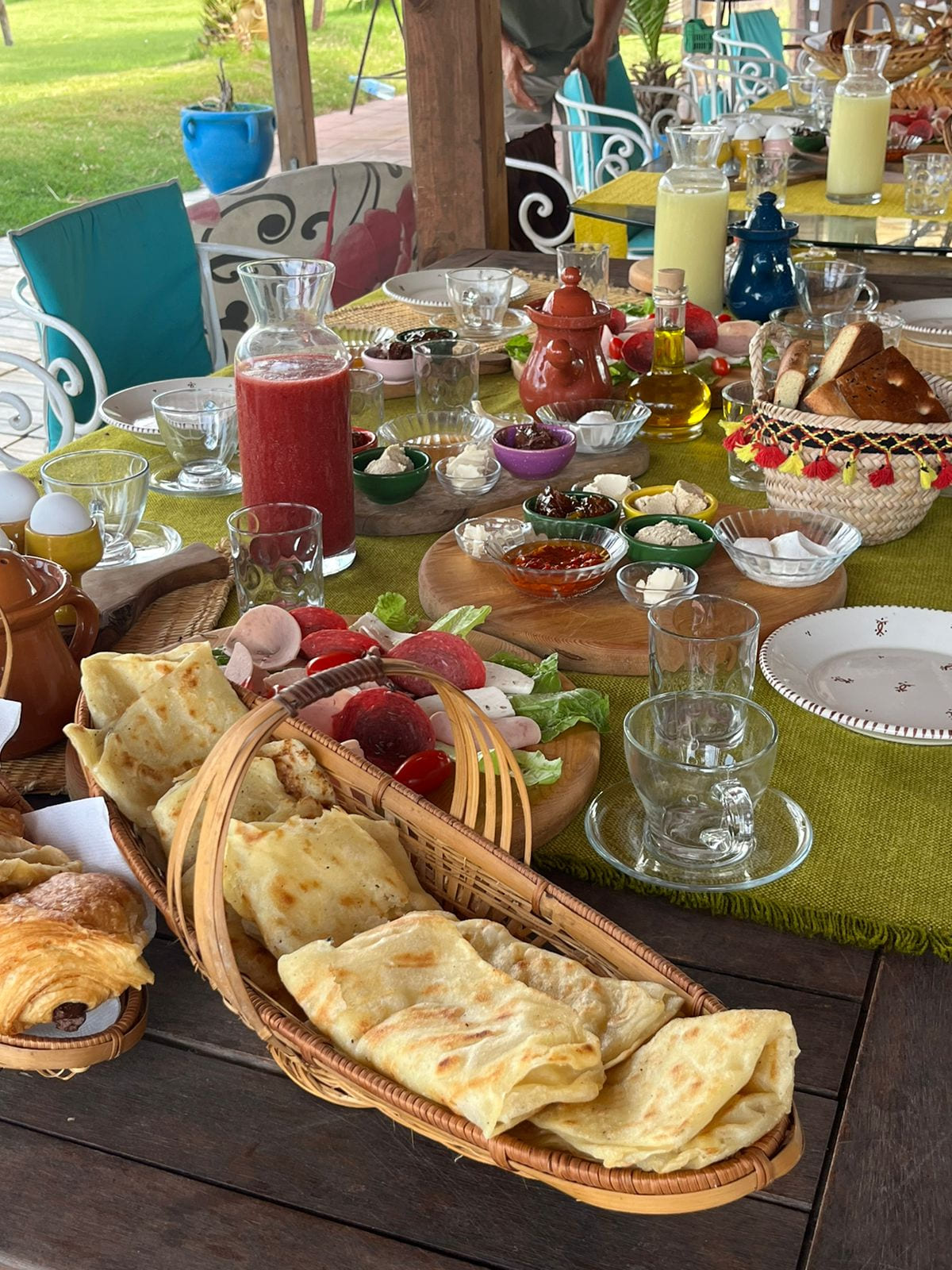 Petit-déjeuner tunisien copieux : jus pressés, pâtisseries et produits locaux