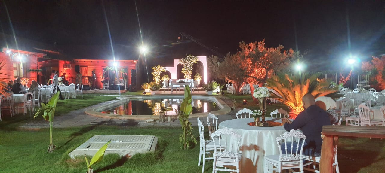 Mariage en soirée au Chalet Essanya : tables rondes dressées et jardin illuminé au bord de la piscine