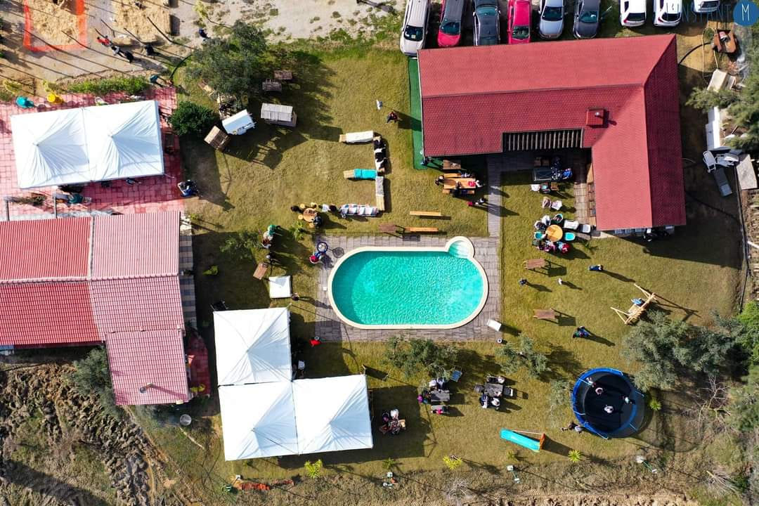Vue aérienne du domaine du Chalet Essanya aménagé pour une réception